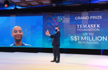 Professor Sant receiving the Grand Prize from the Temasek Foundation